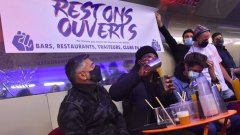 Pour protester contre la fermeture de leurs établissements, ces patrons de bistrots ont monté un bar éphémère dans le... métro