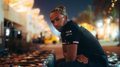 Le pilote de F1 Lewis Hamilton changent son nom de famille