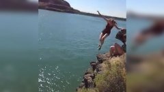 Une fille veut sauter d’une falaise mais change d'avis à la dernière seconde, ça tourne mal