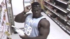 Un bodybuilder découvre qu’il est filmé dans un supermarché et part complètement en live