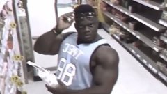 Un bodybuilder découvre qu’il est filmé dans un supermarché et part complètement en live