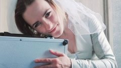 Une femme attirée par les objets se marie avec sa valise : « C'est l'amour de ma vie »