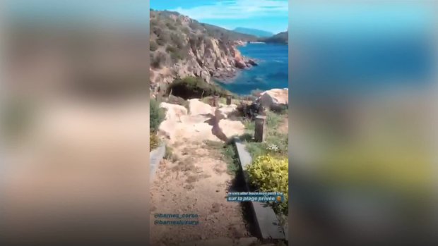 Iris Mittenaere s'affiche en monde bronzette en Corse !